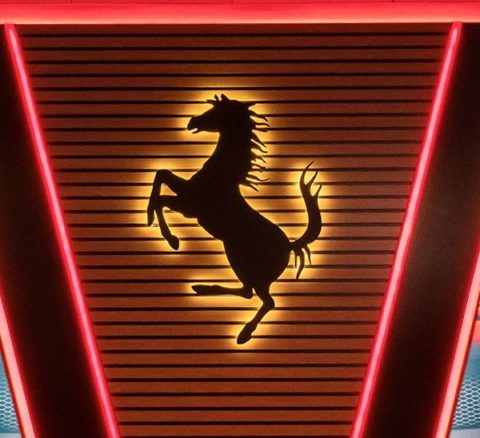 Projection logo lumineux intérieur magasin